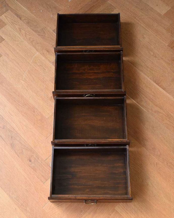 アンティークのチェスト　アンティーク家具　クラシックな英国のアンティーク家具、脚の装飾がとても美しいチェスト。キレイに修復したので、何を入れてもOKです。(q-1159-f)