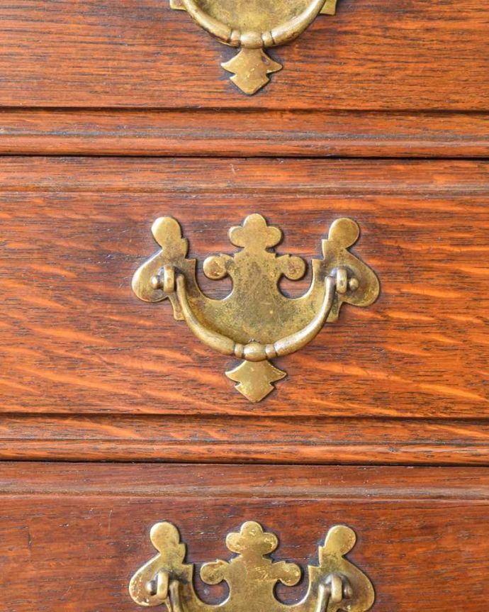 アンティークのチェスト　アンティーク家具　クラシックな英国のアンティーク家具、脚の装飾がとても美しいチェスト。取っ手もアンティークらしいデザインアンティーク家具の取っ手は、なんだか高級感があるんですよね。(q-1159-f)