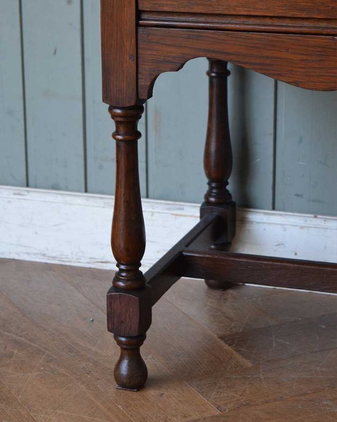 アンティークのチェスト　アンティーク家具　クラシックな英国のアンティーク家具、脚の装飾がとても美しいチェスト。女性1人でラクラク運べちゃう仕掛けHandleのアンティークは、脚の裏にフェルトキーパーをお付けしています。(q-1159-f)