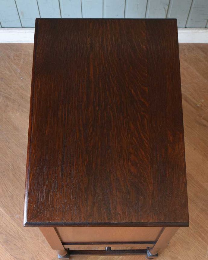 アンティークのチェスト　アンティーク家具　クラシックな英国のアンティーク家具、脚の装飾がとても美しいチェスト。上から見ると･･･天板はこんな感じです。(q-1159-f)