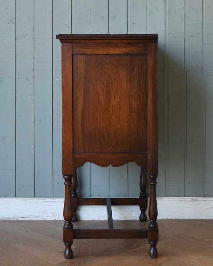 アンティークのチェスト　アンティーク家具　クラシックな英国のアンティーク家具、脚の装飾がとても美しいチェスト。横から見てもステキ横から見るとこんな感じ。(q-1159-f)