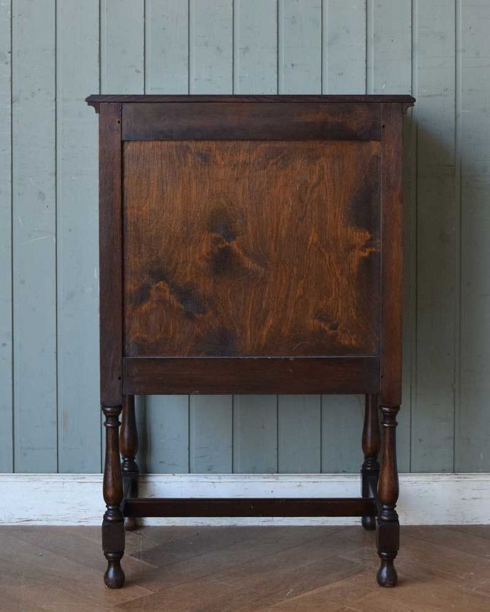 アンティークのチェスト　アンティーク家具　クラシックな英国のアンティーク家具、脚の装飾がとても美しいチェスト。修復してあるので後ろ姿もキレイです。(q-1159-f)