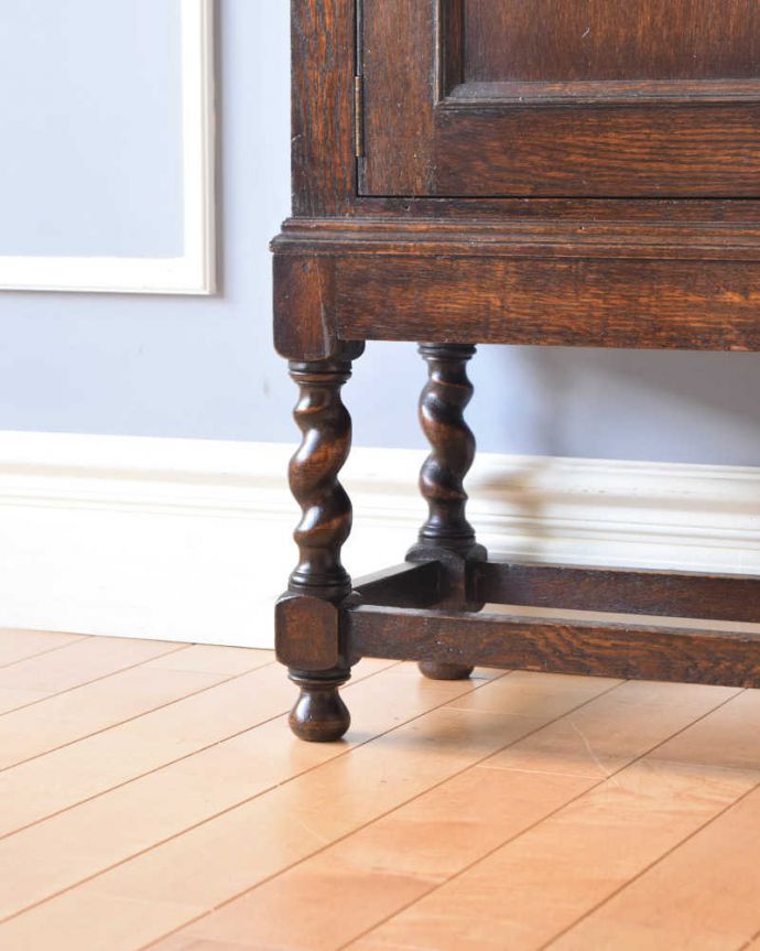 アンティークのキャビネット　アンティーク家具　英国ツイストのアンティーク家具、扉収納付きのスタンディングブックシェルフ（本棚） 。女性１人でラクラ運べちゃうんですHandleのアンティークは、脚の裏にフェルトキーパーをお付けしています。(q-1160-f)