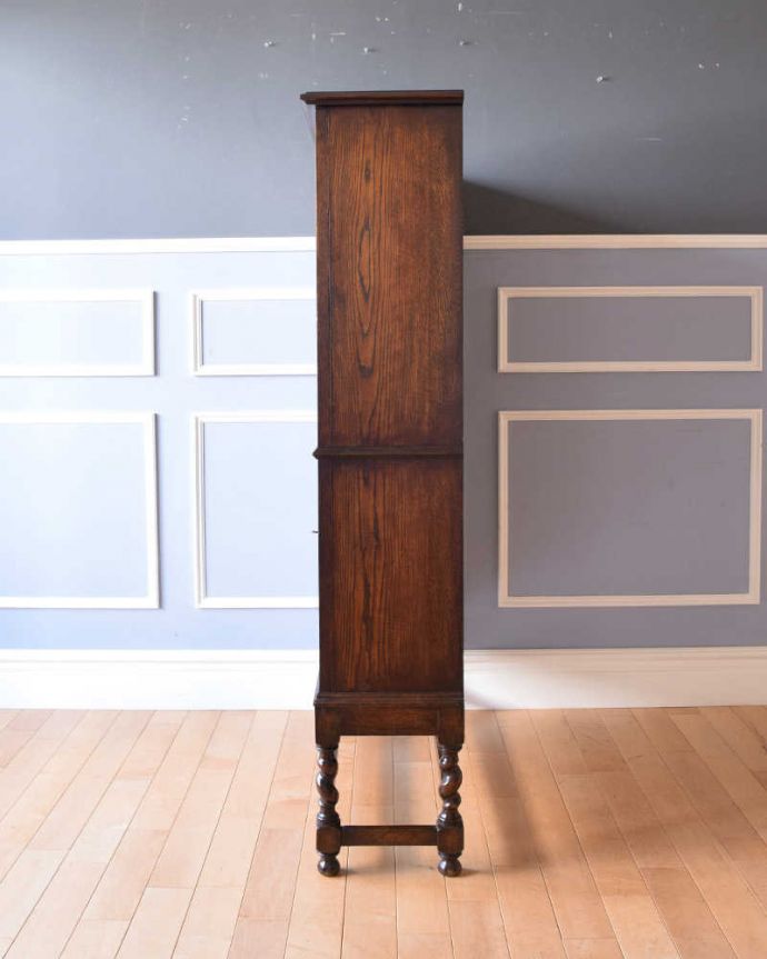 アンティークのキャビネット　アンティーク家具　英国ツイストのアンティーク家具、扉収納付きのスタンディングブックシェルフ（本棚） 。横から見ても素敵なんですもちろん、横から見てもキレイ。(q-1160-f)