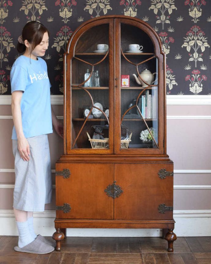 アンティークのキャビネット アンティーク家具 技術が光る美しいアーチ、英国アンティーク家具のガラスキャビネット(ブックケース)。オリエンタルな大人の雰囲気シルクロードからヨーロッパに伝わったデザインのキャビネットは、置くだけでワンランク上の洗練されたお部屋を演出してくれます。(q-1162-f)