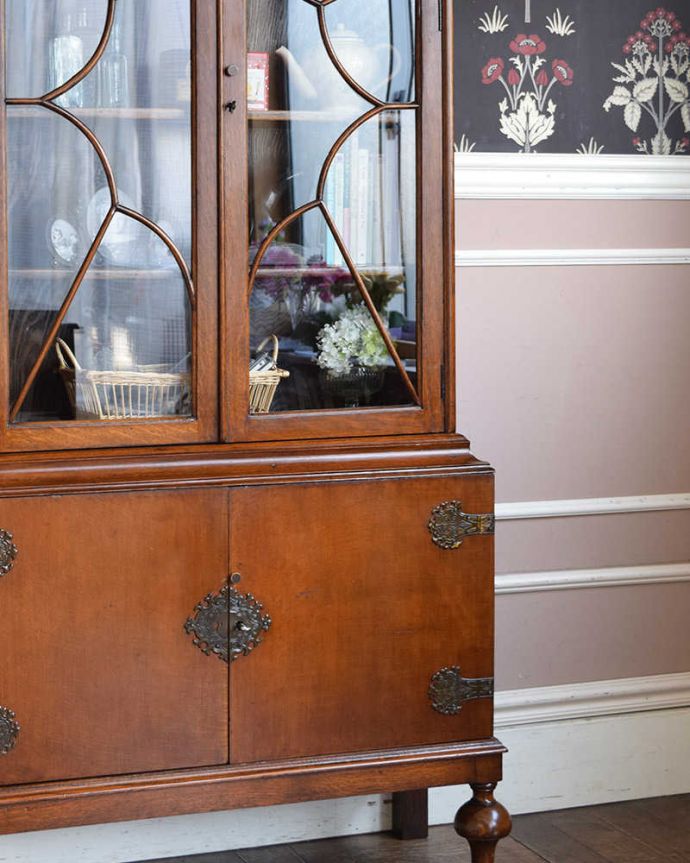 アンティークのキャビネット アンティーク家具 技術が光る美しいアーチ、英国アンティーク家具のガラスキャビネット(ブックケース)。直線で描かれたガラス面の美しさにうっとり・・・ヨーロッパの人たちが憧れた東洋の美しさに西洋デザインが混じりあってできたシノワズリデザイン。(q-1162-f)