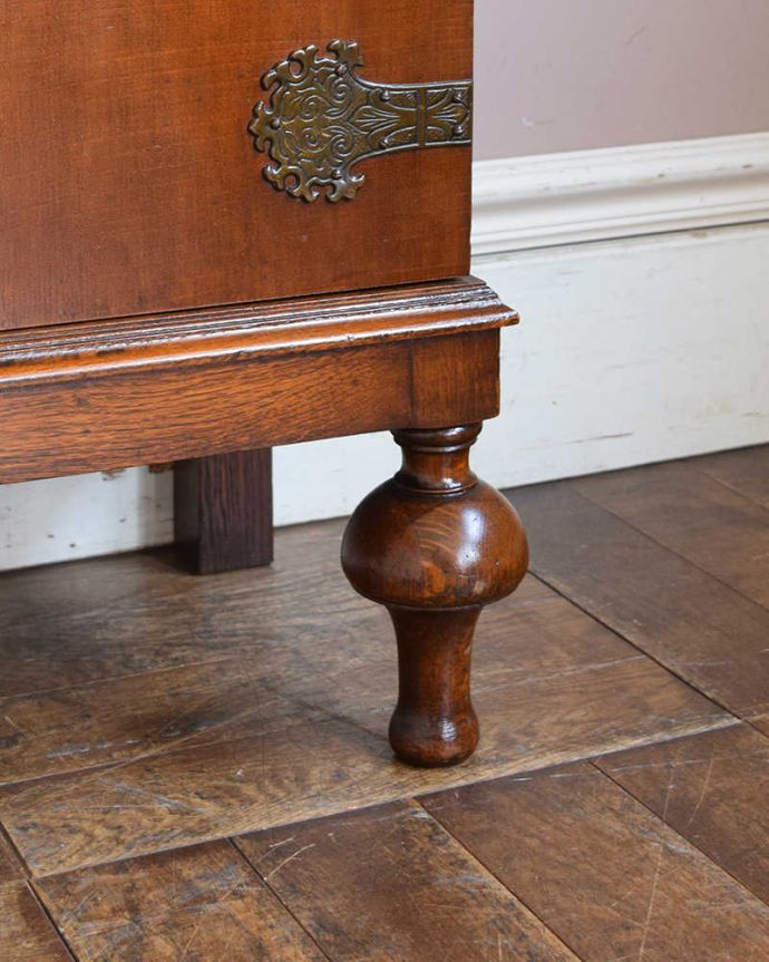 アンティークのキャビネット アンティーク家具 技術が光る美しいアーチ、英国アンティーク家具のガラスキャビネット(ブックケース)。女性1人でラクラク運べちゃう仕掛けHandleのアンティークは、脚の裏にフェルトキーパーをお付けしています。(q-1162-f)