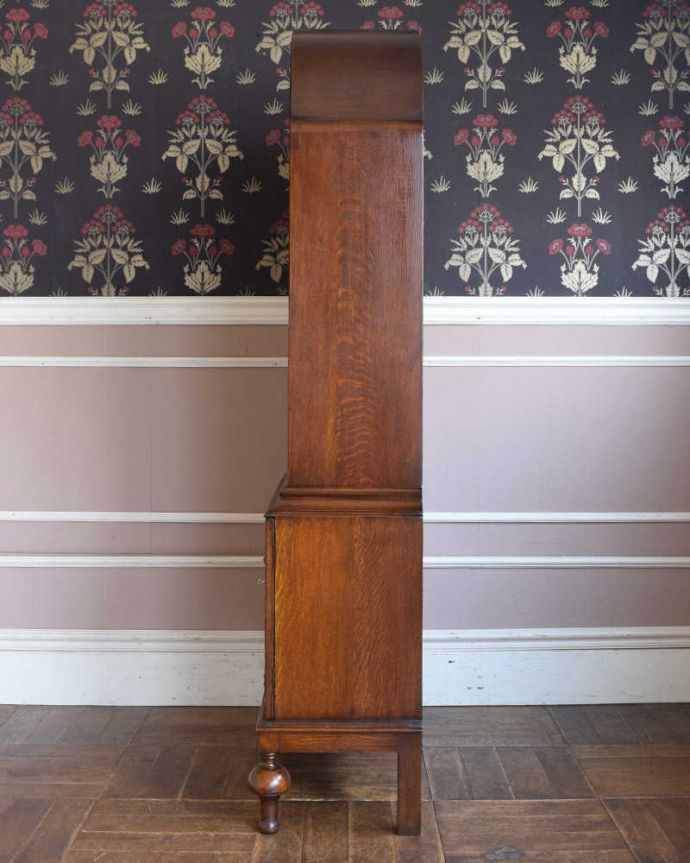 アンティークのキャビネット アンティーク家具 技術が光る美しいアーチ、英国アンティーク家具のガラスキャビネット(ブックケース)。横から見てもステキ横から見るとこんな感じ。(q-1162-f)