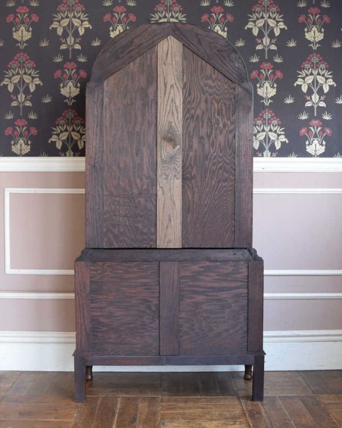 アンティークのキャビネット アンティーク家具 技術が光る美しいアーチ、英国アンティーク家具のガラスキャビネット(ブックケース)。後ろ姿にも気を使ってますアンティークは新品ではないので、もちろん経年変化によるキズはありますが、専門の職人がキレイにお直しをしているので、後ろ姿までキレイです。(q-1162-f)