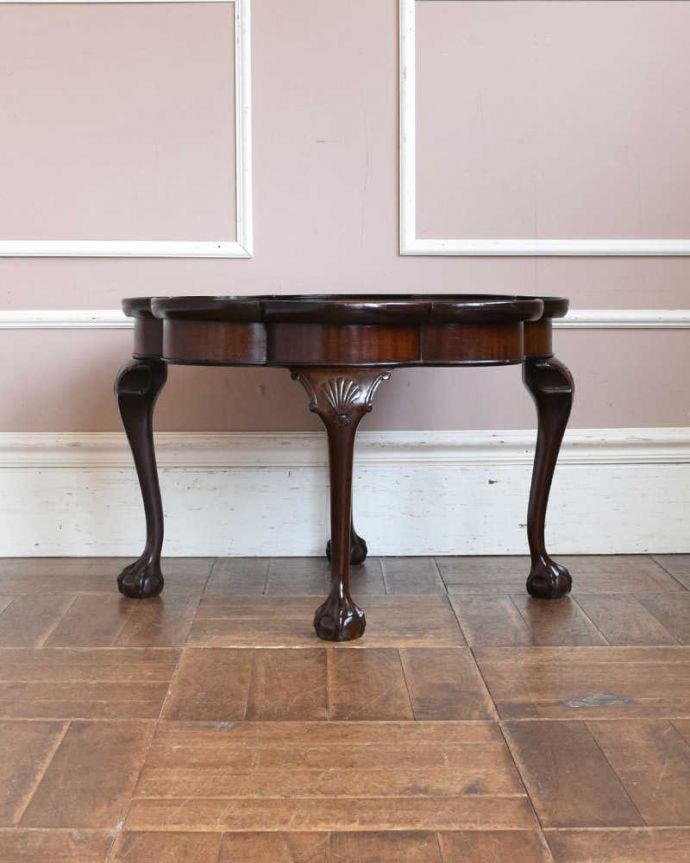 アンティークのテーブル　アンティーク家具　お花の形がとっても可愛いアンティーク　コーヒーテーブル。見る角度によって見え方が違う…見る場所、角度によって、なんだか違って見えるのも面白い。(q-1163-f)