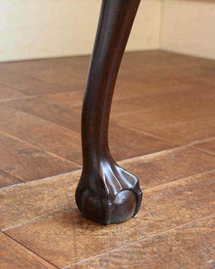 アンティークのテーブル　アンティーク家具　お花の形がとっても可愛いアンティーク　コーヒーテーブル。持ち上げなくても移動できます！Handleのアンティークは、脚の裏にフェルトキーパーをお付けしていますので、床を滑らせてれば移動が簡単です。(q-1163-f)