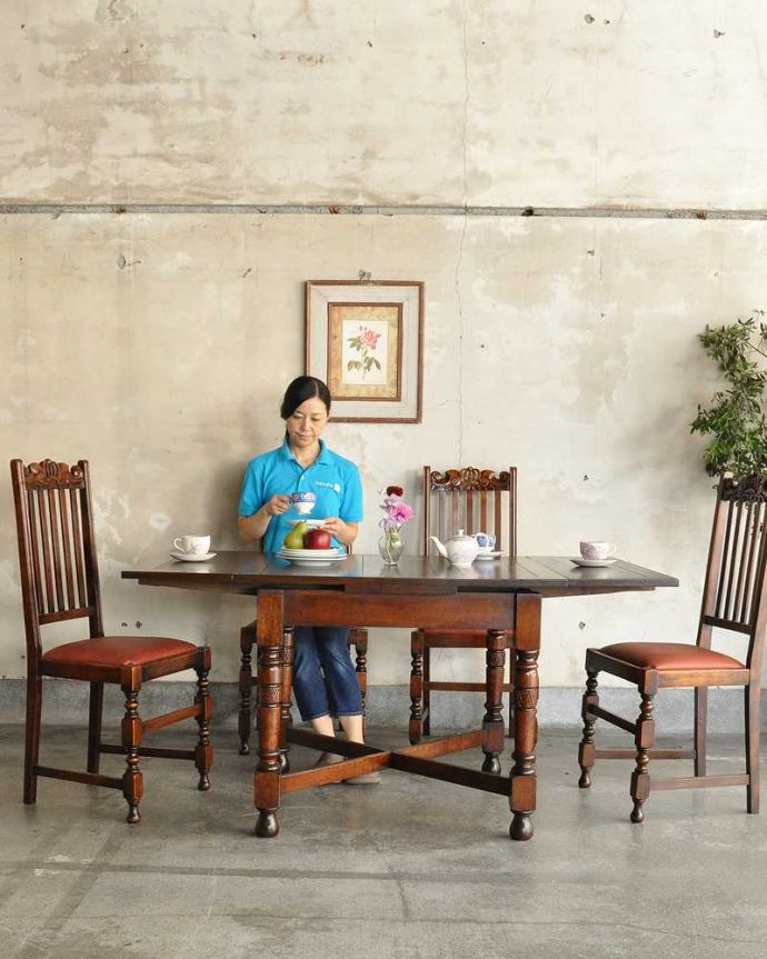 アンティークのテーブル　アンティーク家具　お部屋に馴染みやすい美しい装飾のアンティークのドローリーフテーブル（英国家具）。家族や友だちが集まったら、大きく広げて使いましょう！急な来客があっても、このテーブルがあれば安心！全部広げるとたっぷり大人数で囲める広さのテーブルに早変わりします。(q-1166-f)