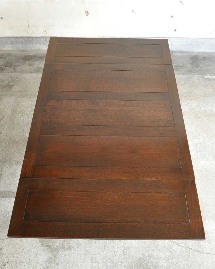 アンティークのテーブル　アンティーク家具　お部屋に馴染みやすい美しい装飾のアンティークのドローリーフテーブル（英国家具）。上から見ると、天板には美しすぎる木の模様広げた状態で天板を見てみるとこんな感じ。(q-1166-f)