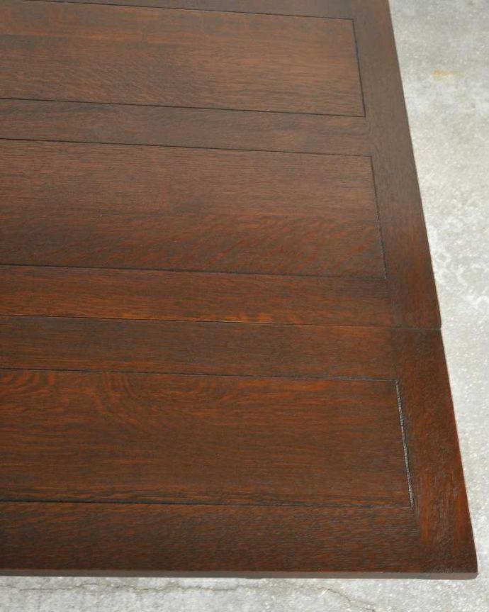 アンティークのテーブル　アンティーク家具　お部屋に馴染みやすい美しい装飾のアンティークのドローリーフテーブル（英国家具）。近づいて見てみると、天板はこんな感じです。(q-1166-f)