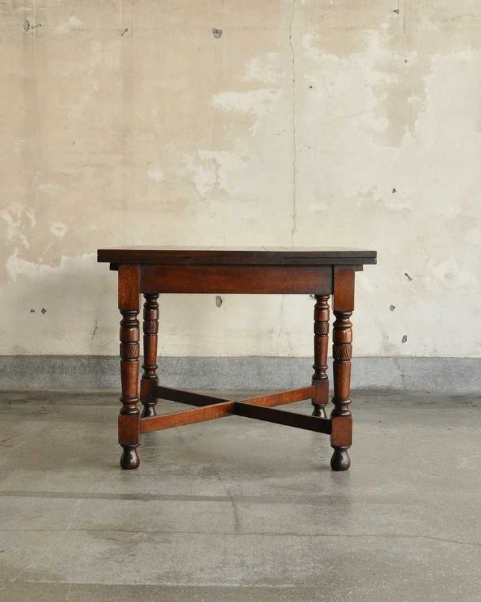 アンティークのテーブル　アンティーク家具　お部屋に馴染みやすい美しい装飾のアンティークのドローリーフテーブル（英国家具）。横から見てもステキ横から見るとこんな感じ。(q-1166-f)