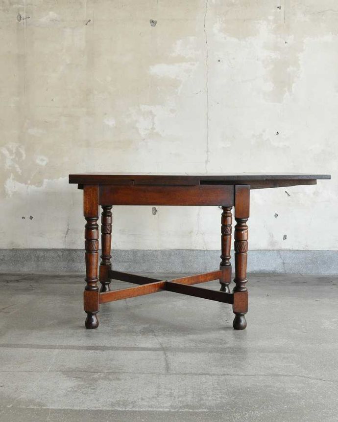 アンティークのテーブル　アンティーク家具　お部屋に馴染みやすい美しい装飾のアンティークのドローリーフテーブル（英国家具）。片方だけ開いても･･･人数に合わせて、3タイプで大きさを選べるので、片方だけ開くと、こんな感じです。(q-1166-f)