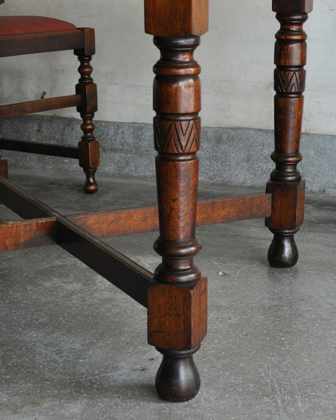 アンティークのテーブル　アンティーク家具　お部屋に馴染みやすい美しい装飾のアンティークのドローリーフテーブル（英国家具）。持ち上げなくても移動できます！Handleのアンティークは、脚の裏にフェルトキーパーをお付けしていますので、持ち上げなくても床を滑らせて移動させることが出来ます。(q-1166-f)