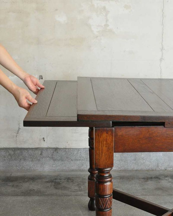 アンティークのテーブル　アンティーク家具　お部屋に馴染みやすい美しい装飾のアンティークのドローリーフテーブル（英国家具）。あっという間にサイズが変えれます。(q-1166-f)