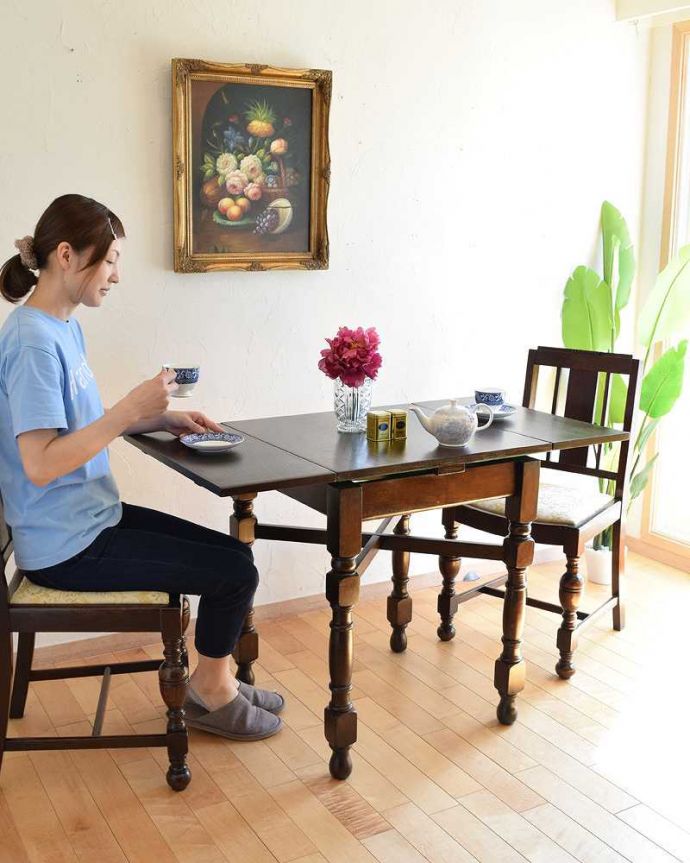 アンティークのテーブル　アンティーク家具　どこでも使えるスリムサイズ、英国から届いたアンティークのドローリーフテーブル。3通りの大きさで使える便利なテーブルドローリーフと言う天板を引っ張り出せばあっという間に大きく使えるドローリーフテーブル。(q-1168-f)