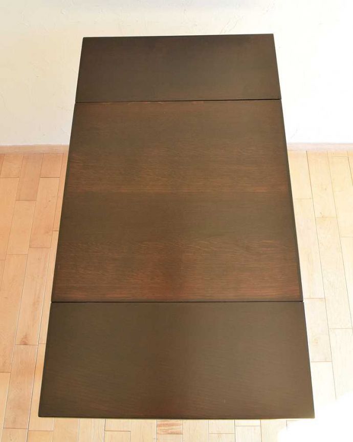 アンティークのテーブル　アンティーク家具　どこでも使えるスリムサイズ、英国から届いたアンティークのドローリーフテーブル。やっぱりテーブルは天板が重要全部開いた状態で天板を上から見てみるとこんな感じです。(q-1168-f)