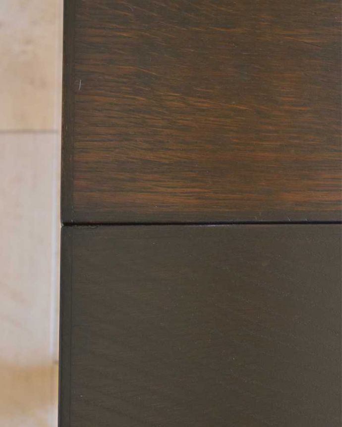 アンティークのテーブル　アンティーク家具　どこでも使えるスリムサイズ、英国から届いたアンティークのドローリーフテーブル。近づいて見てみると、天板はこんな感じです。(q-1168-f)