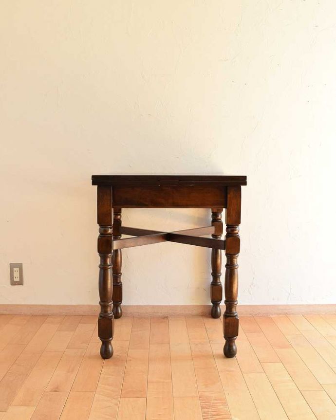 アンティークのテーブル　アンティーク家具　どこでも使えるスリムサイズ、英国から届いたアンティークのドローリーフテーブル。横から見るとこんな感じ真横から見てみるとこんな感じ。(q-1168-f)