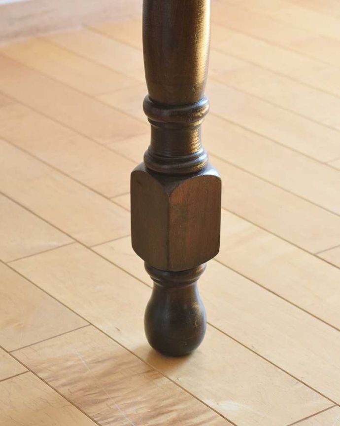 アンティークのテーブル　アンティーク家具　どこでも使えるスリムサイズ、英国から届いたアンティークのドローリーフテーブル。持ち上げなくても移動できます！Handleのアンティークは、脚の裏にフェルトキーパーをお付けしていますので、持ち上げなくても床を滑らせて移動させることが出来ます。(q-1168-f)