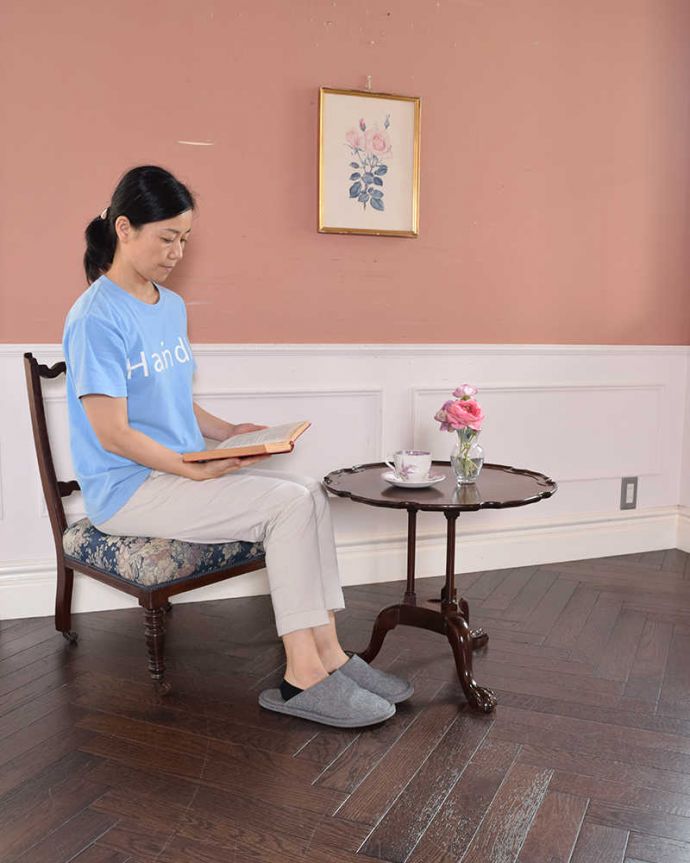 アンティークのテーブル　アンティーク家具　英国スタイルのアンティーク家具、３本脚のデザインが凝っているコーヒーテーブル。どこでも使える英国デザインのコーヒーテーブルどんな場所でも気軽に実用的に使えるコーヒーテーブル。(q-1169-f)