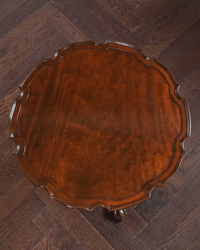 アンティークのテーブル　アンティーク家具　英国スタイルのアンティーク家具、３本脚のデザインが凝っているコーヒーテーブル。上から見るとこんな感じ。(q-1169-f)