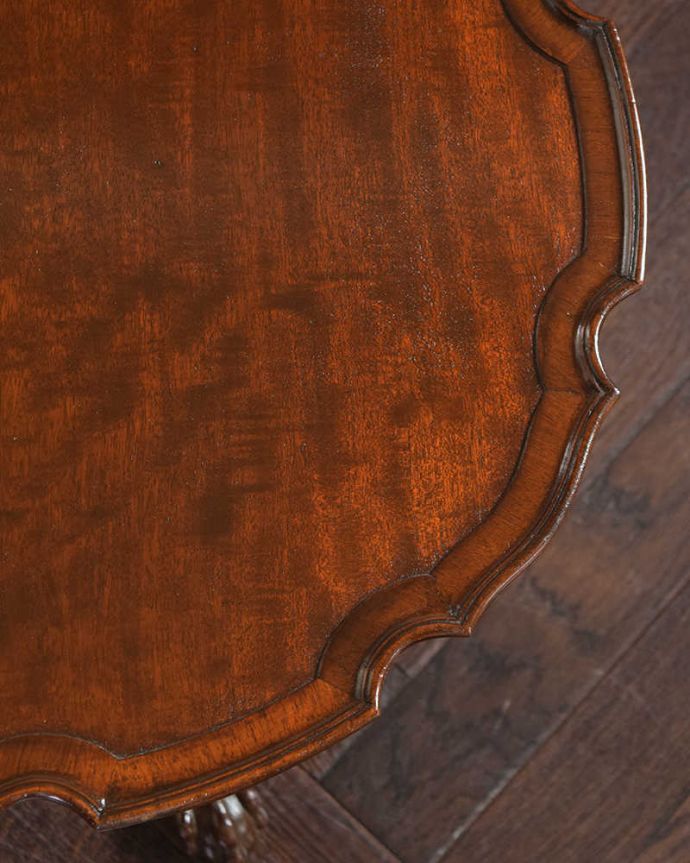 アンティークのテーブル　アンティーク家具　英国スタイルのアンティーク家具、３本脚のデザインが凝っているコーヒーテーブル。天板は職人さんがキレイにお直ししました。(q-1169-f)