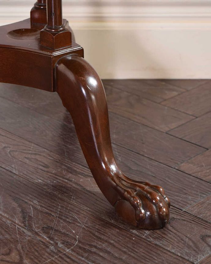 アンティークのテーブル　アンティーク家具　英国スタイルのアンティーク家具、３本脚のデザインが凝っているコーヒーテーブル。持ち上げなくても移動できます！Handleのアンティークは、脚の裏にフェルトキーパーをお付けしていますので、床を滑らせてれば移動が簡単です。(q-1169-f)