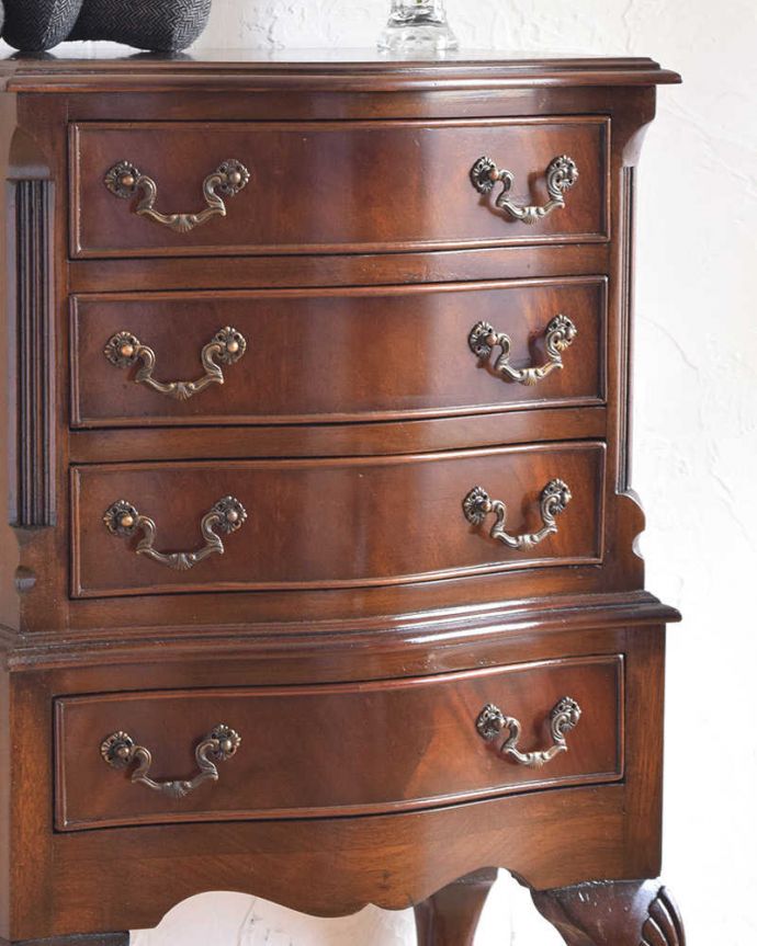 アンティークのチェスト　アンティーク家具　マホガニー材の美しいベットサイドチェスト、アンティークのイギリス家具。チェストオンチェストのデザイン品のある色合いと木目です。(q-1170-f)