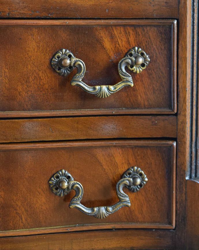 アンティークのチェスト　アンティーク家具　マホガニー材の美しいベットサイドチェスト、アンティークのイギリス家具。開ける度にワクワクする取っ手アンティークらしいデザインの取っ手をそっと引っ張って中を開けるたびに、宝箱を開けている気分です。(q-1170-f)