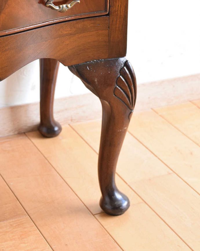 アンティークのチェスト　アンティーク家具　マホガニー材の美しいベットサイドチェスト、アンティークのイギリス家具。女性1人でラクラク運べちゃう仕掛けHandleのアンティークは、脚の裏にフェルトキーパーをお付けしています。(q-1170-f)