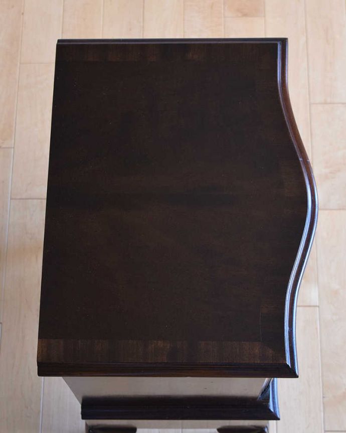 アンティークのチェスト　アンティーク家具　マホガニー材の美しいベットサイドチェスト、アンティークのイギリス家具。何を置こうかな･･･？チェストを形を上から見るとこんな感じです。(q-1170-f)