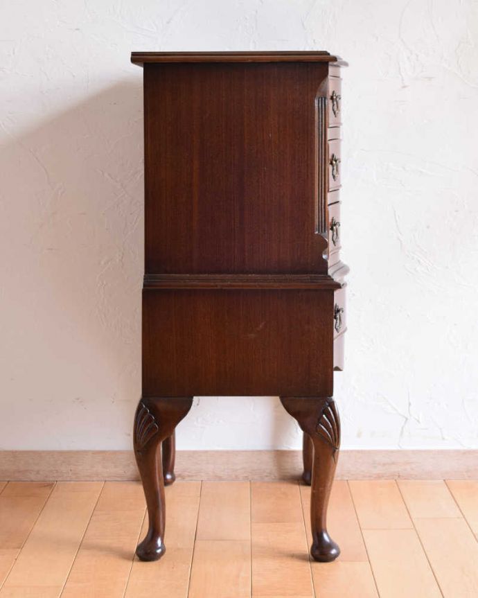 アンティークのチェスト　アンティーク家具　マホガニー材の美しいベットサイドチェスト、アンティークのイギリス家具。横顔も美しく！こんな風に見えますもちろん、横側もキレイに修復しているので、横顔もキレイです。(q-1170-f)
