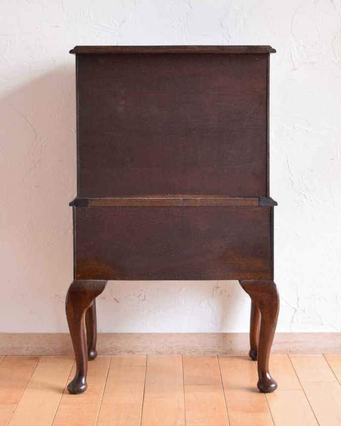 アンティークのチェスト　アンティーク家具　マホガニー材の美しいベットサイドチェスト、アンティークのイギリス家具。後ろ姿もキレイなんです。(q-1170-f)