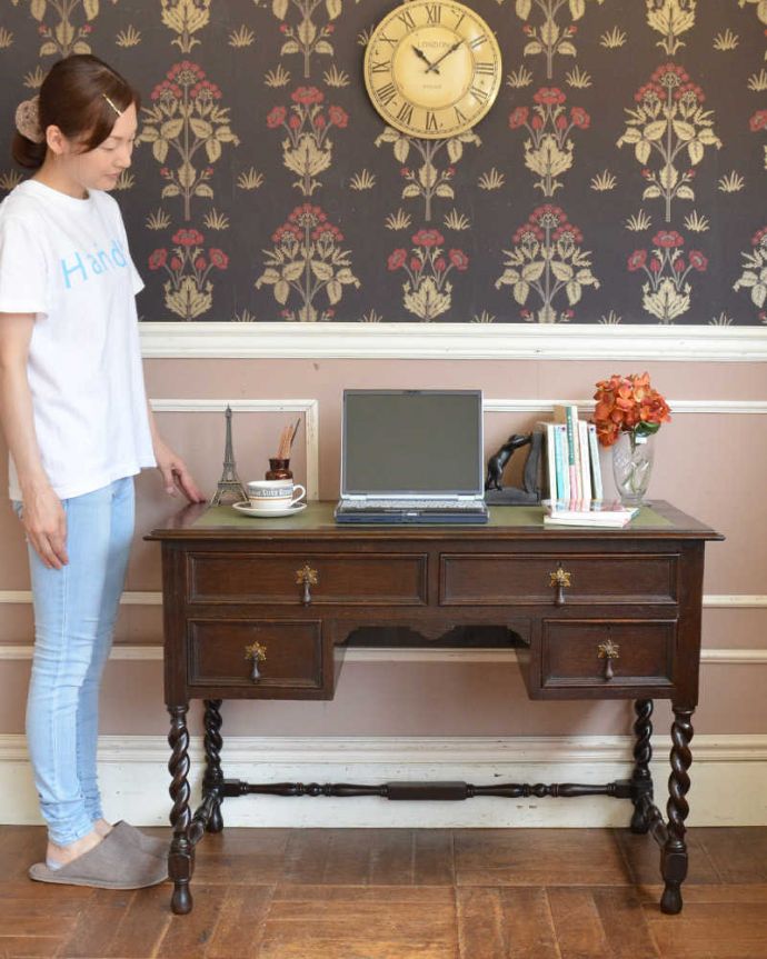 アンティークのデスク・書斎机　アンティーク家具　クラシックなイギリスアンティーク家具、ツイスト脚のライティングデスク（机）。英国アンティークらしくカッコいい大人のデスクアンティーク家具の中でも特に人気の高いデスク。(q-1171-f)