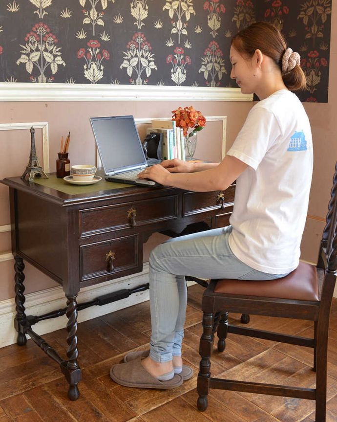 アンティークのデスク・書斎机　アンティーク家具　クラシックなイギリスアンティーク家具、ツイスト脚のライティングデスク（机）。自分だけの時間をもっと優雅にここに座るだけで自分だけの時間がちょっと贅沢になります。(q-1171-f)