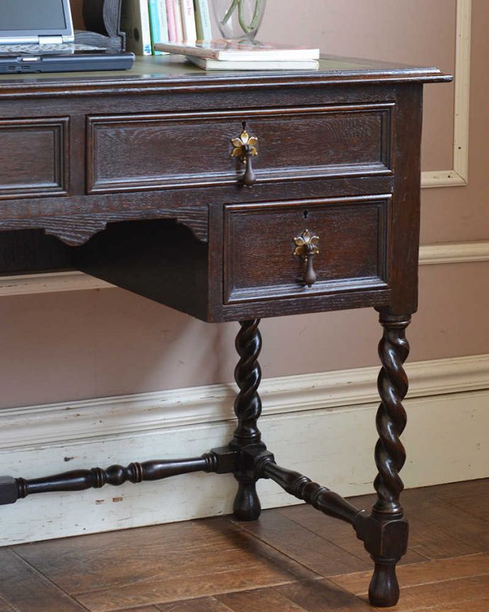 アンティークのデスク・書斎机　アンティーク家具　クラシックなイギリスアンティーク家具、ツイスト脚のライティングデスク（机）。英国らしいデザインにうっとり･･･機能的なデザインのものが多いデスクだけに、アンティークらしく装飾が素敵なものは目立っちゃう。(q-1171-f)