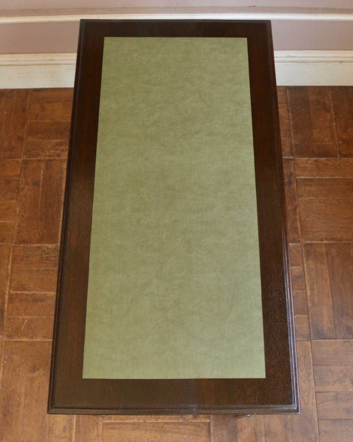 アンティークのデスク・書斎机　アンティーク家具　クラシックなイギリスアンティーク家具、ツイスト脚のライティングデスク（机）。使いやすい広い天板デスクだけに天板は重要。(q-1171-f)