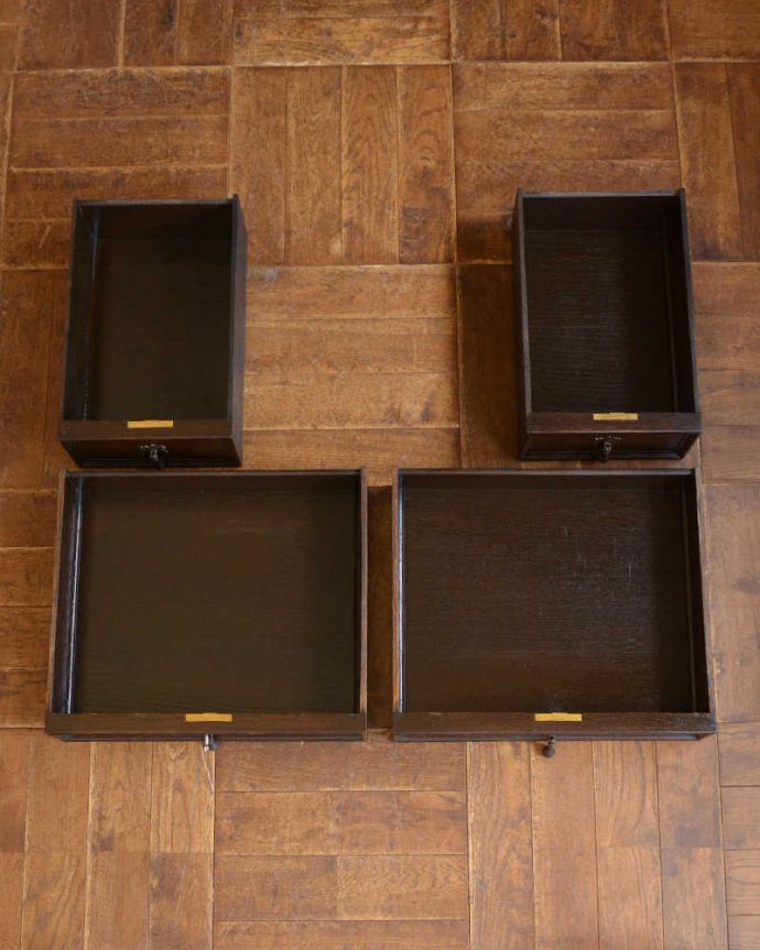 アンティークのデスク・書斎机　アンティーク家具　クラシックなイギリスアンティーク家具、ツイスト脚のライティングデスク（机）。引き出しの中もキレイに修復しました！もちろん引き出しの中も職人がキレイにお直しました。(q-1171-f)