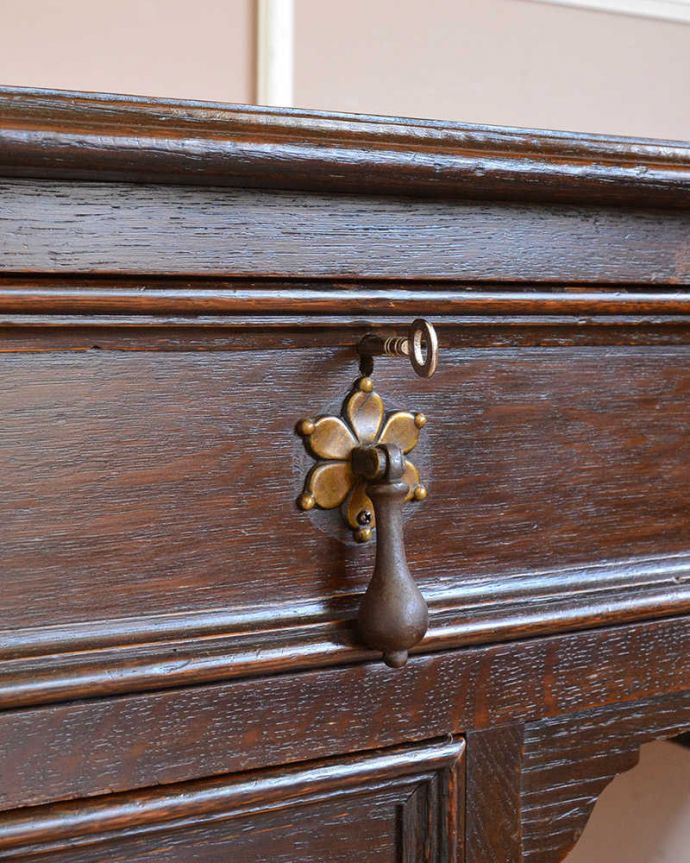 アンティークのデスク・書斎机　アンティーク家具　クラシックなイギリスアンティーク家具、ツイスト脚のライティングデスク（机）。開ける度にワクワクする取っ手中を開けるたびに、宝箱を開けている気分の取っ手。(q-1171-f)