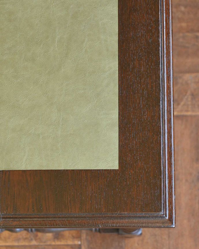 アンティークのデスク・書斎机　アンティーク家具　クラシックなイギリスアンティーク家具、ツイスト脚のライティングデスク（机）。やっぱりキレイデスクは天板を使う家具なので、ピカピカにお直ししました。(q-1171-f)