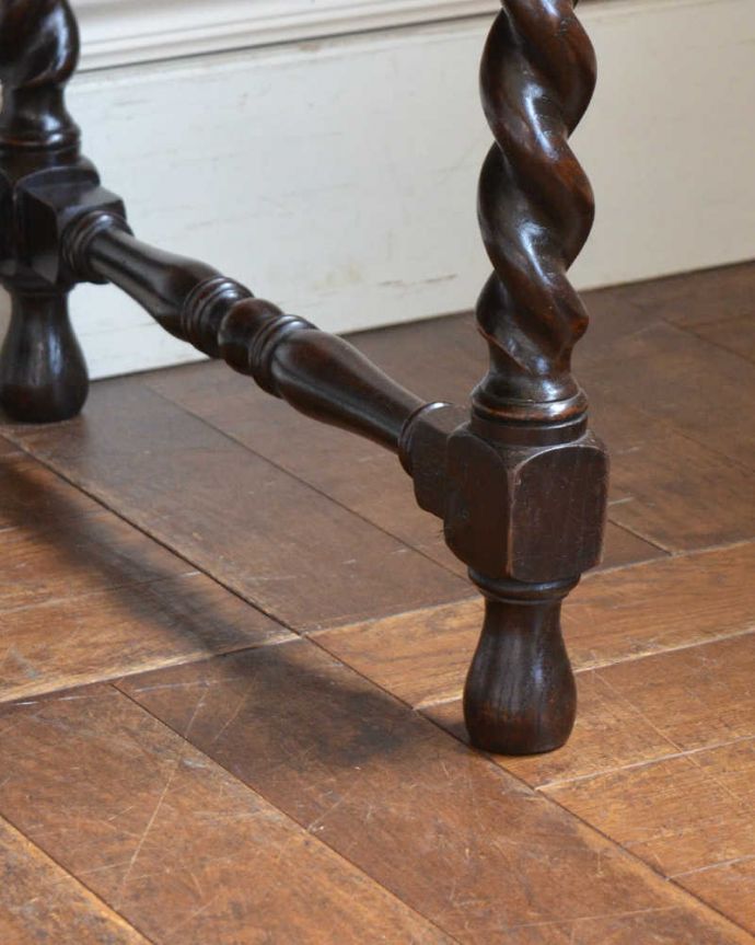 アンティークのデスク・書斎机　アンティーク家具　クラシックなイギリスアンティーク家具、ツイスト脚のライティングデスク（机）。女性1人でラクラク運べちゃう仕掛けHandleのアンティークは、脚の裏にフェルトキーパーをお付けしています。(q-1171-f)