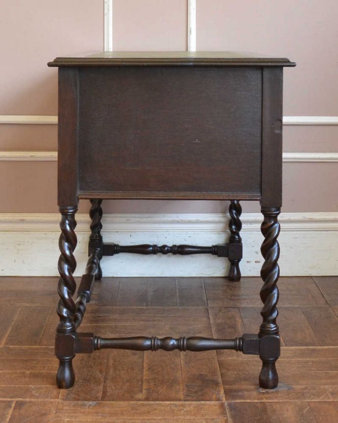 アンティークのデスク・書斎机　アンティーク家具　クラシックなイギリスアンティーク家具、ツイスト脚のライティングデスク（机）。横顔も美しく！こんな風に見えますもちろん、横側もキレイに修復しているので、横から見てもキレイです。(q-1171-f)