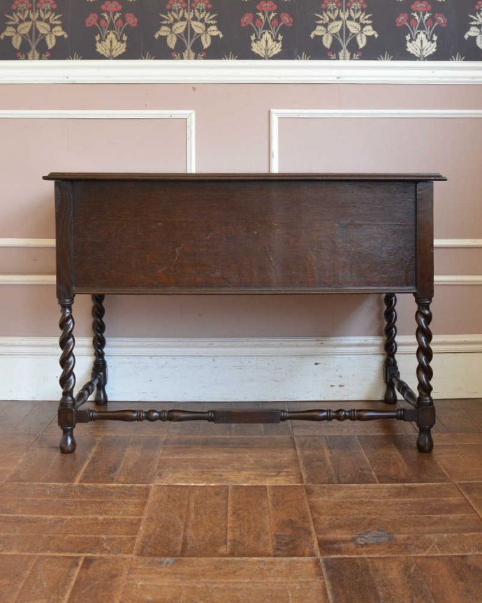 アンティークのデスク・書斎机　アンティーク家具　クラシックなイギリスアンティーク家具、ツイスト脚のライティングデスク（机）。後ろ姿もキレイなんです。(q-1171-f)