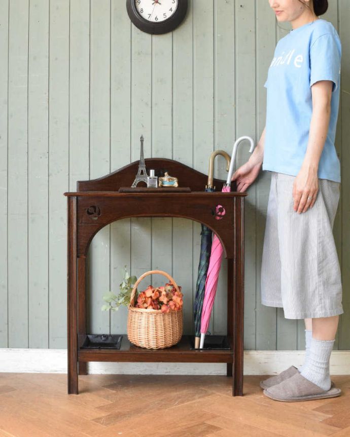 アンティークの玄関収納　アンティーク家具　収納つきで機能的な英国輸入のアンティークステッキスタンド（傘立て）。英国紳士の身だしなみのために作られた家具実は傘立てではなくステッキを立てて置くためのスタンド。(q-1172-f)