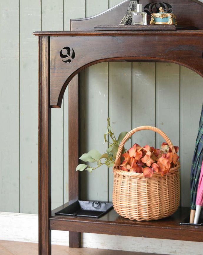 アンティークの玄関収納　アンティーク家具　収納つきで機能的な英国輸入のアンティークステッキスタンド（傘立て）。玄関を華やかにしてくれる英国デザイン海を渡って来てくれたおかげで、日本ではとても素敵な傘立てとして使えます。(q-1172-f)