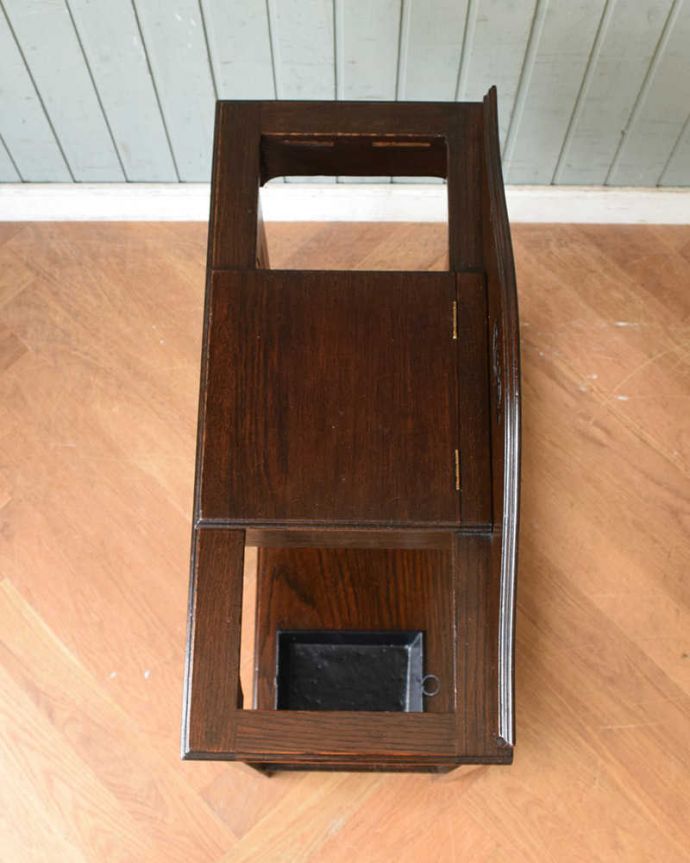 アンティークの玄関収納　アンティーク家具　収納つきで機能的な英国輸入のアンティークステッキスタンド（傘立て）。上から見るとこんな感じもともとステッキを立てていただけあって、傘が収納しやすいデザイン。(q-1172-f)